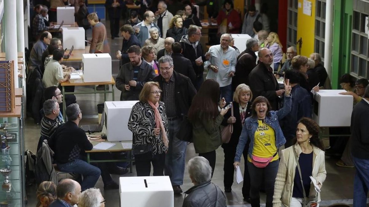 Largas colas en el IES Can Vilamaru de lHospitalet, el 9-N del 2014-JULIO CARBÓ