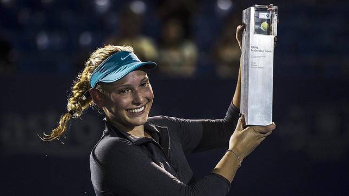 Donna Vekic posa, en abril del 2014, con el trofeo del Abierto de Malasia, único título importante de su carrera.-Foto: EFE / AHMAD YUSNI