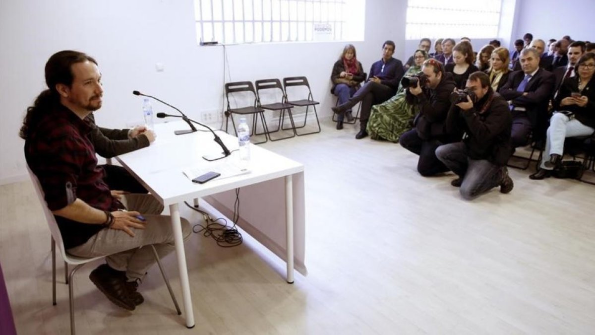 El líder de Podemos, Pablo Iglesias, en una reunión con representantes de unas 40 embajadas, este viernes, 11 de noviembre, en Madrid.-EFE / SERGIO BARRENECHEA
