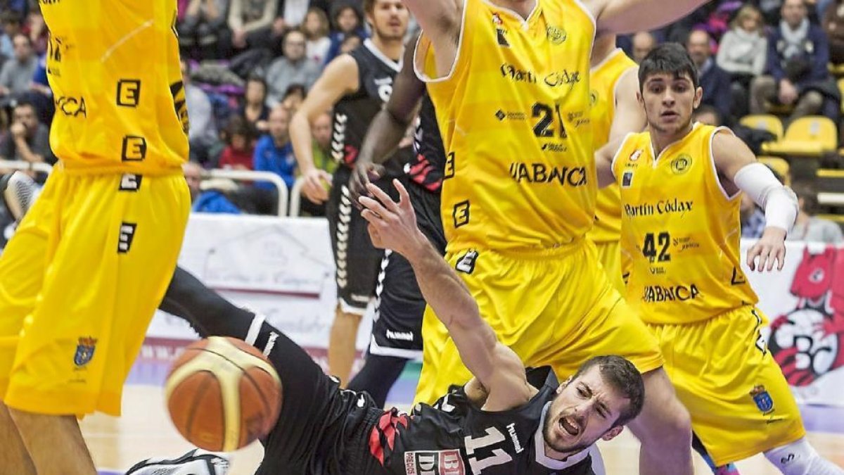 Turi Fernández cae en un partido con la camiseta del renacido Valladolid.-EL MUNDO / EL DIARIO DE VALLADOLID