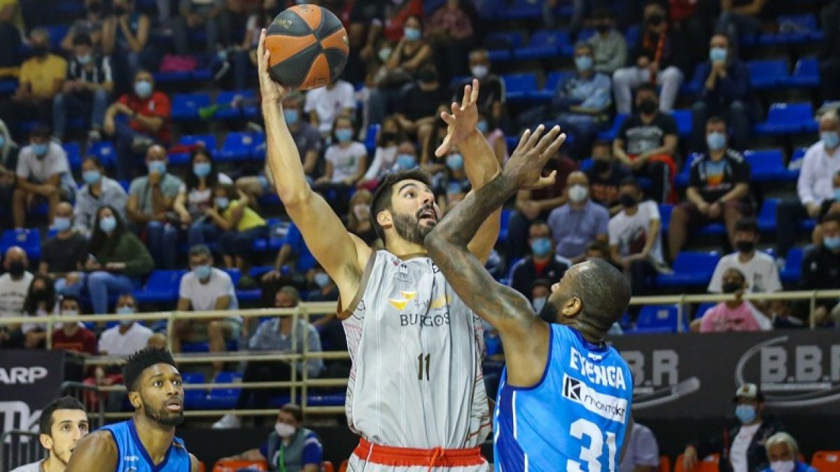Dani Díez supera a Eyenga. ACB PHOTO / A. PACHECO