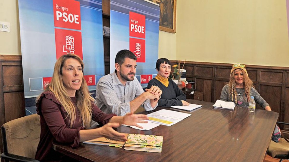 Sindicalistas y socialistas debatieron ayer sobre la situación de los servicios sociales provinciales.-I. L.M.