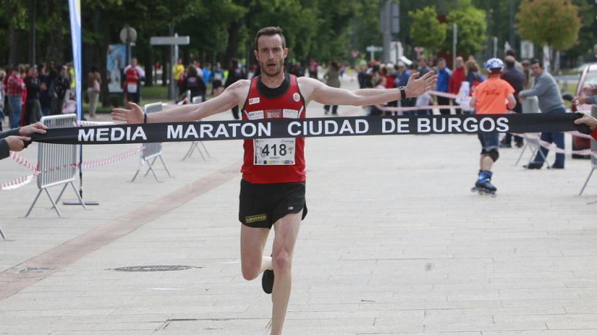 Rodrigo Alonso celebra la victoria conseguida el pasado año en la prueba masculina. Jimena Martín se impuso en la clasificación femenina.-SANTI OTERO