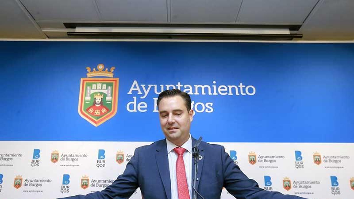 El alcalde de Burgos, Daniel de la Rosa, hizo ayer un balance sobre sus primeros 100 días al frente del Ayuntamiento.-RAÚL G. OCHOA