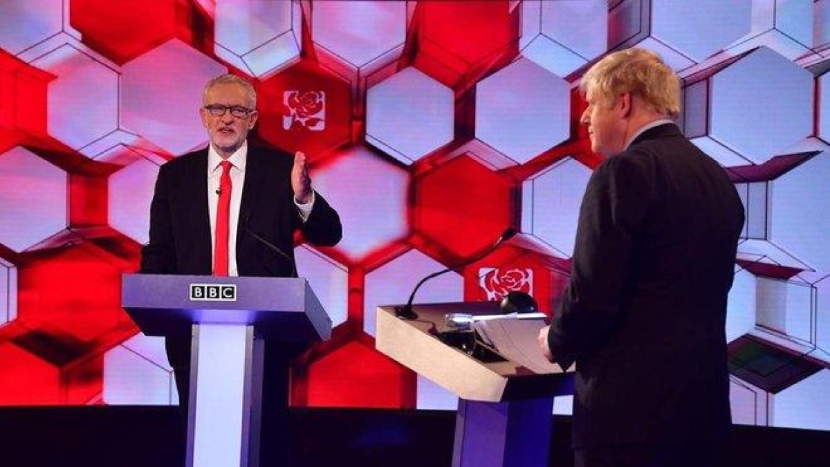 Corbyn (izquierda) y Johnson, durante el debate televisado por la BBC.-EFE