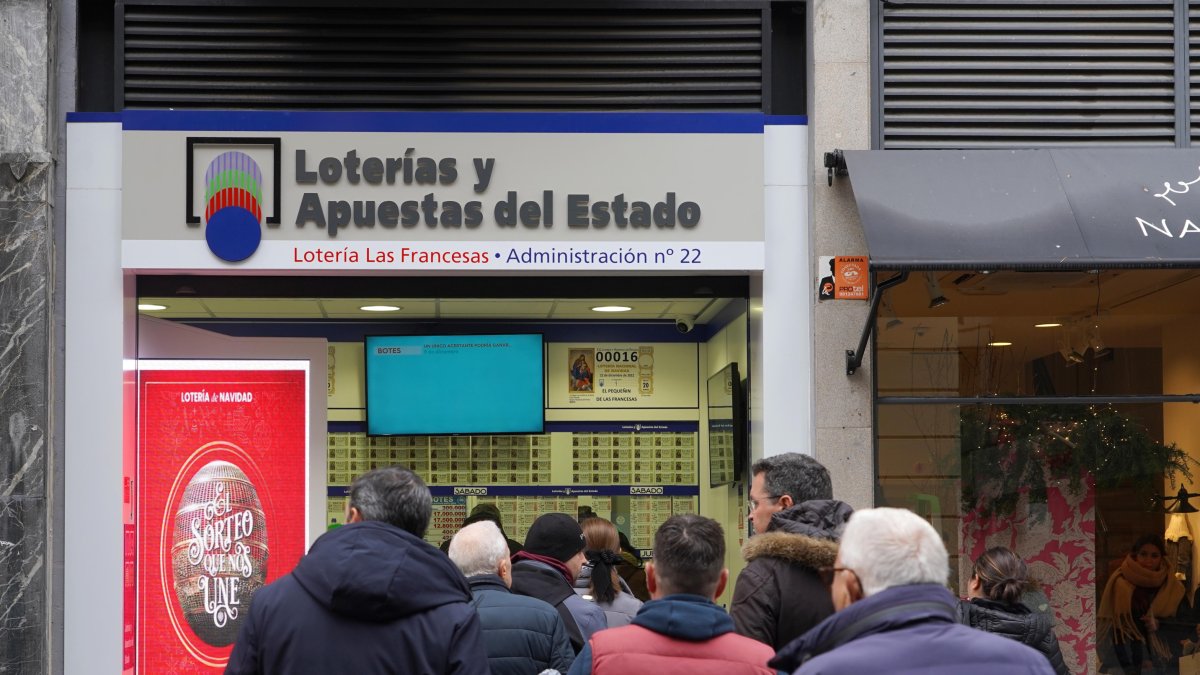 Cola en una administraci?n de loter?a en la capital vallisoletana