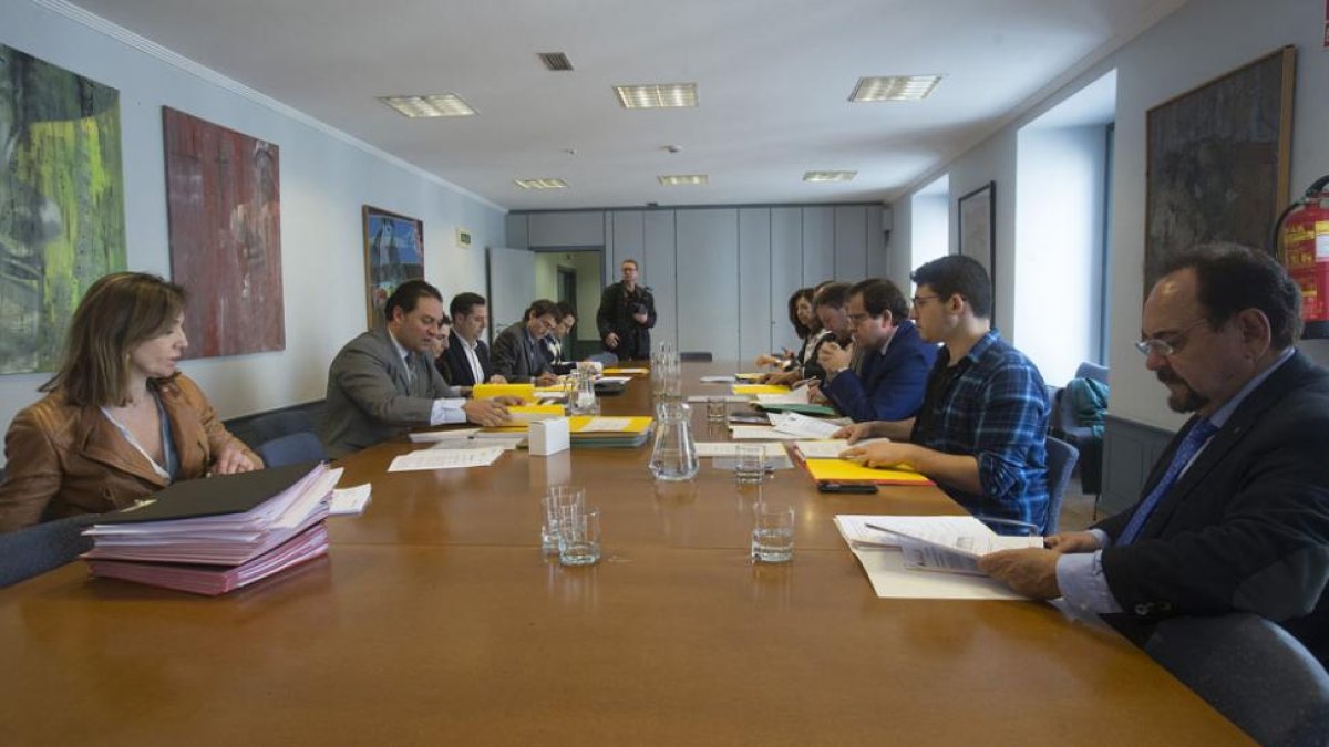 La reunión del patronato se celebró ayer en la sala de juntas del Teatro Principal.-RAÚL G. OCHOA