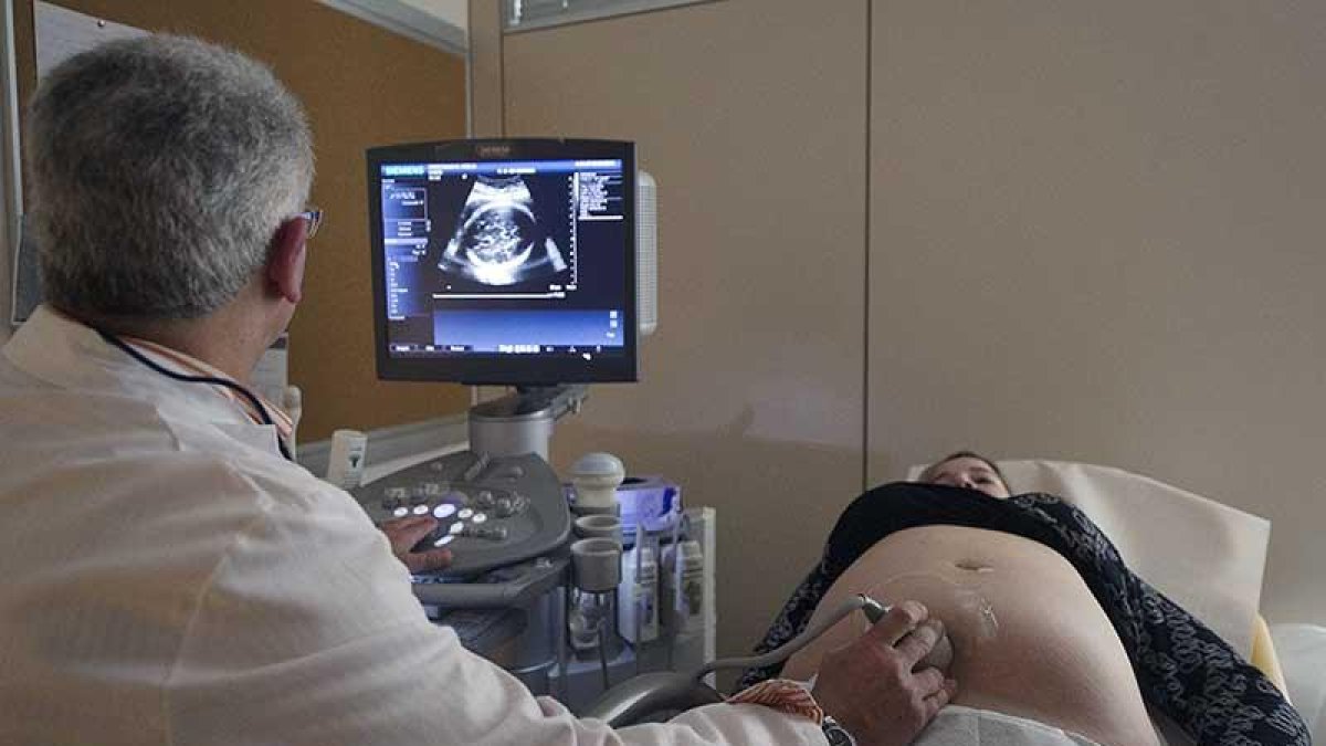 El doctor Martínez Guisasola realiza una ecografía a una paciente en las instalaciones de ginecología.-I. L. MURILLO