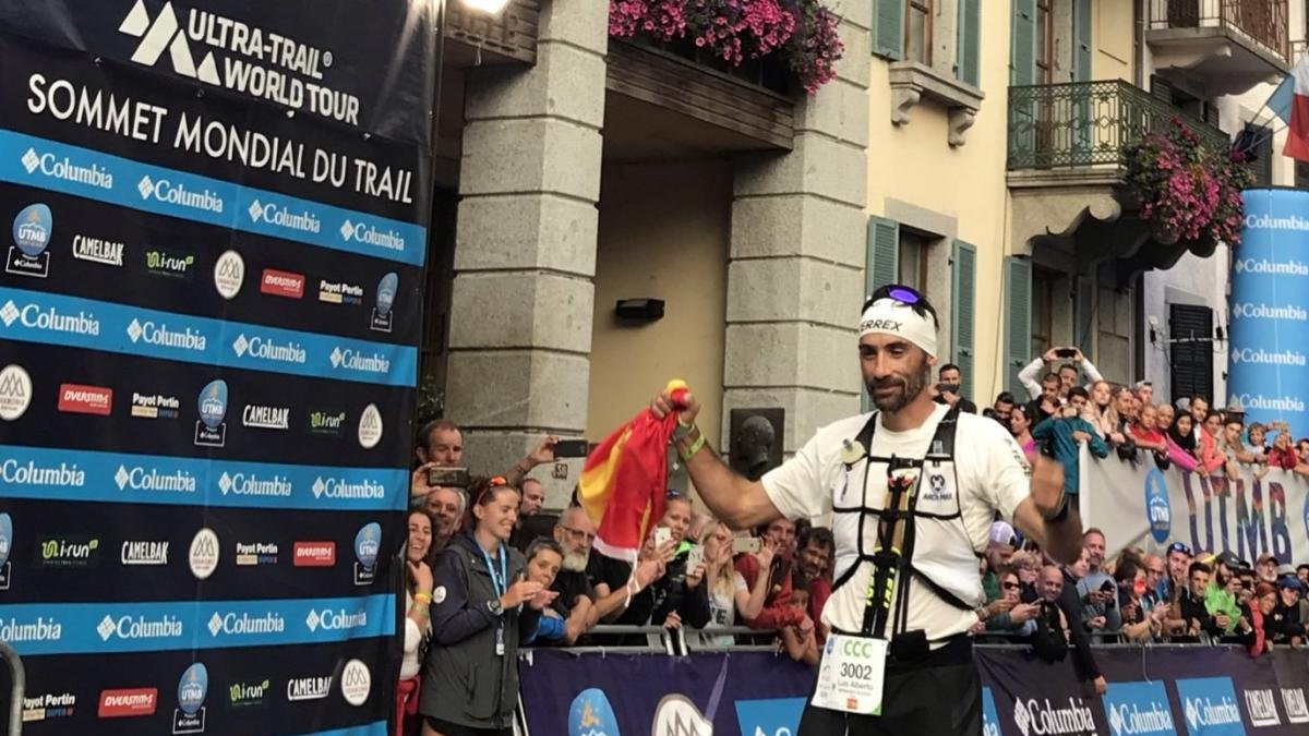 Hernando celebra su victoria de ayer en Chamonix.-TWITTER / @ULTRATRAILWTOUR