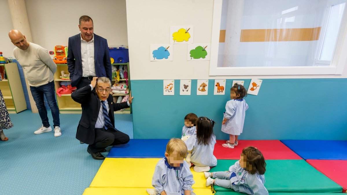 Visita del Delegado de la Junta, Roberto Saiz, y el delegado provincial de Educación, José Antonio Antón, al aula del tercer curso del primer ciclo de Educación Infantil en Venerables. SANTI OTERO