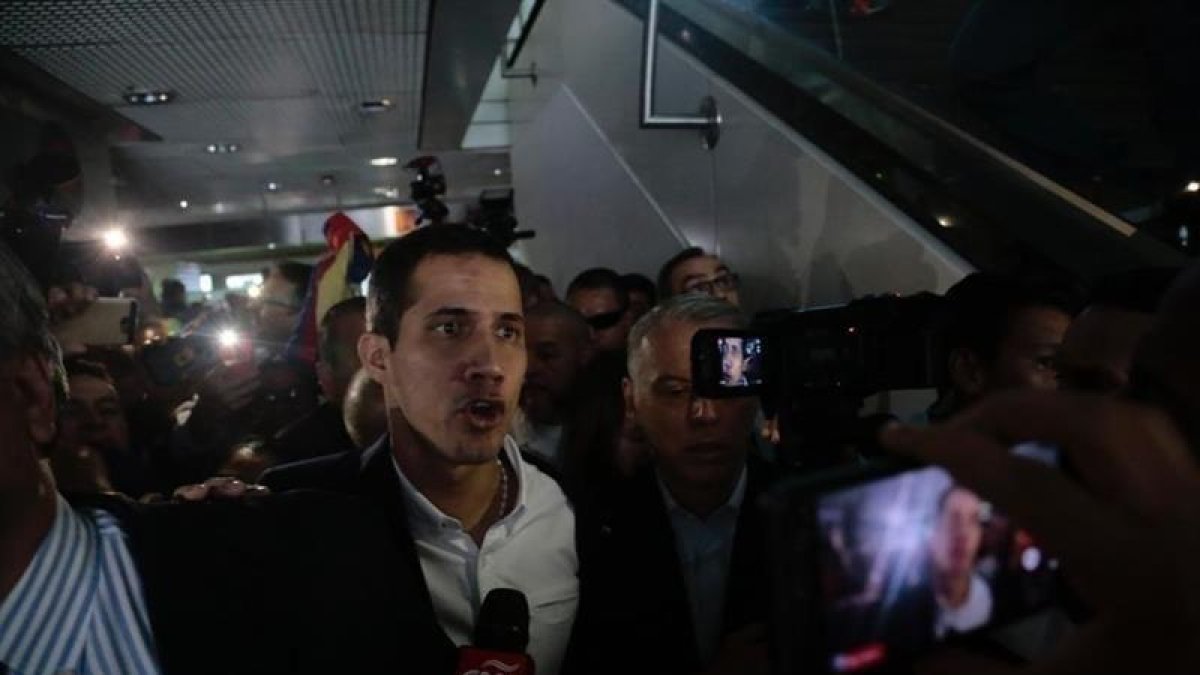 jefe del Parlamento venezolano, Juan Guaidó, llega este lunes al Aeropuerto Internacional de Maiquetía Simón Bolívar.-EFE