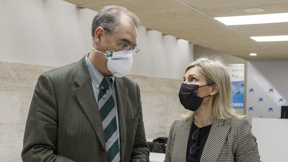Miguel Ángel Benavente (FAE) y Belén Martín (Caixabank) charlan antes de la presentación del proyecto Embajadores. SANTI OTERO