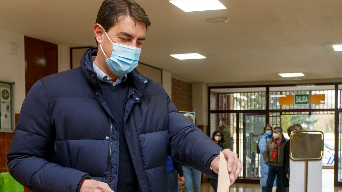 Ángel Ibáñez vota en el centro de Formación Profesional Padre Aramburu de la capital burgalesa. SANTI OTERO
