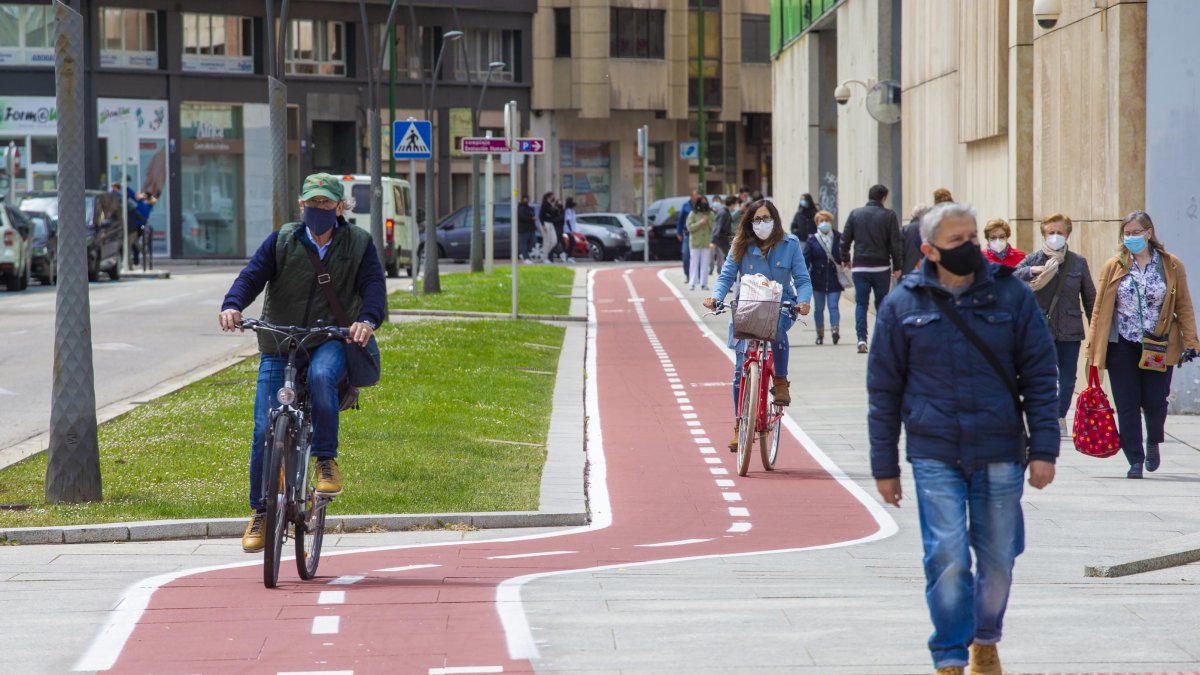 Carril bici a su paso por el Cenieh. TOMÁS ALONSO