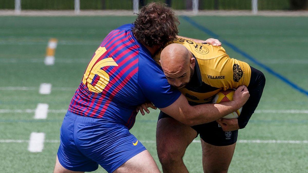 Wozniak llega al punto de encuentro con la defensa del Barcelona. TOMÁS ALONSO