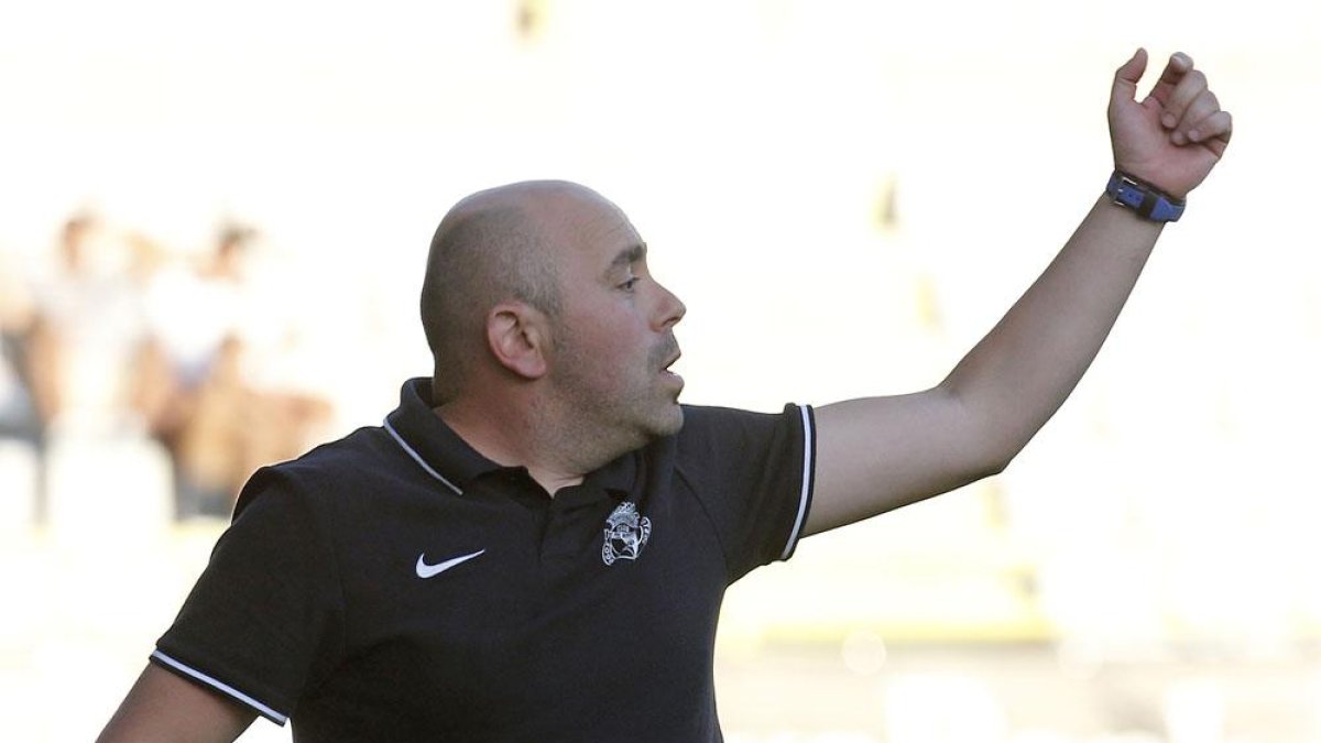 Óscar Río ‘Fosky’ da instrucciones a sus hombres desde la banda.-SANTI OTERO