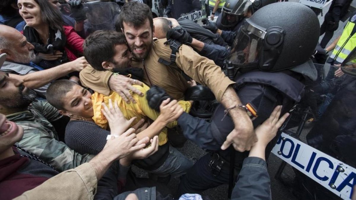 Violentos enfrentamientos en el colegio Ramon Llull de Barcelona-FERRAN NADEU