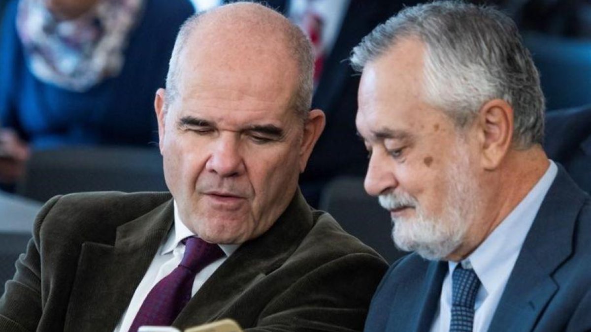 Manuel Chaves y José Antonio Griñán, en diciembre del 2018.-EFE / RAÚL CARO