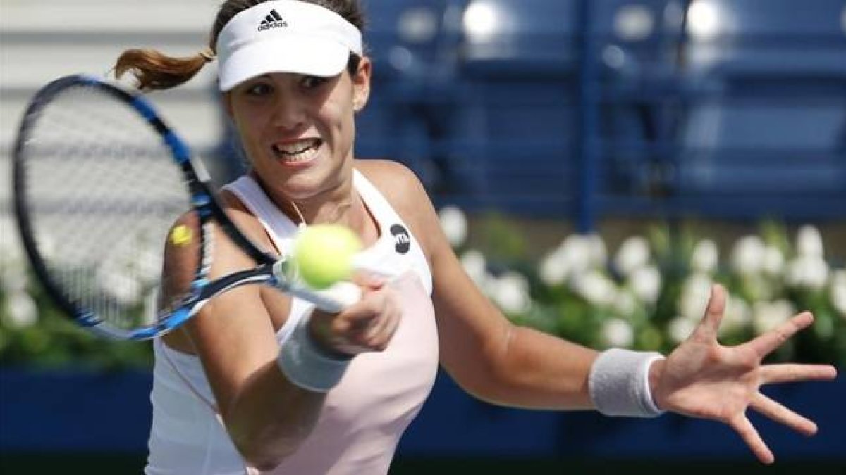 Garbiñe Muguruza devuelve la bola a la polaca Agnieszka Radwanska.-Foto: REUTERS / AHMED JADALLAH