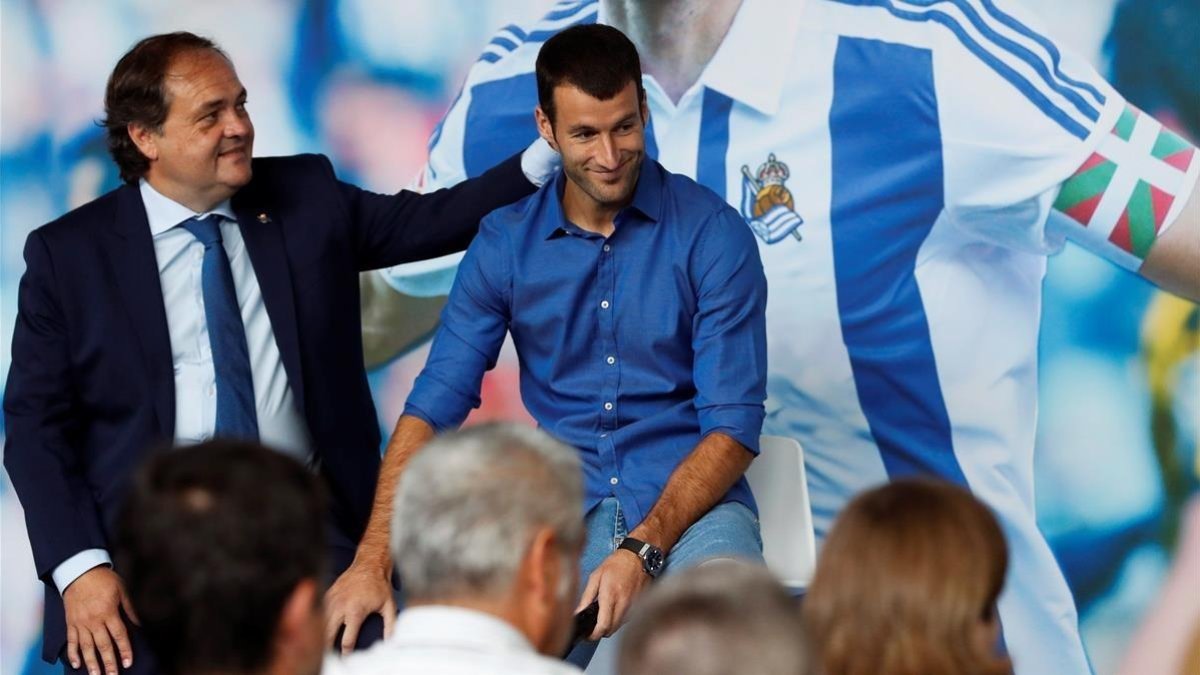 Agirretxe, en la rueda de prensa de despedida de la Real. /-JAVIER ETXEZARRETA