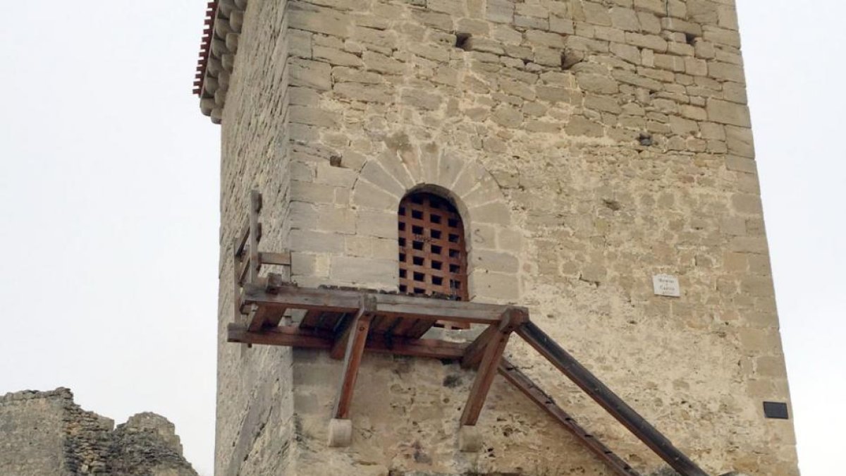 La torre anexa a la muralla, en la que se puede ver cómo estaba el acceso que fue eliminado.-ECB