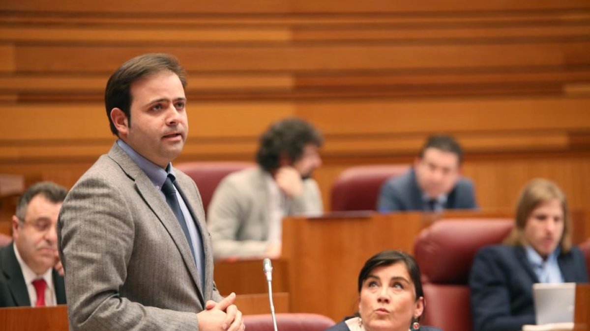 El procurador socialista, Celestino Rodríguez, durante el Pleno de las Cortes de Castilla y León-ICAL