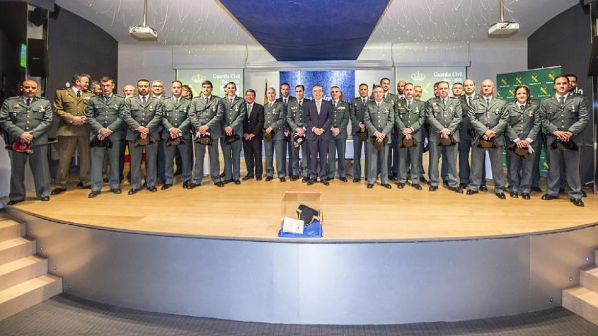 Imagen de los agentes que ayer recbieron las condecoraciones.-ISRAEL L. MURILLO