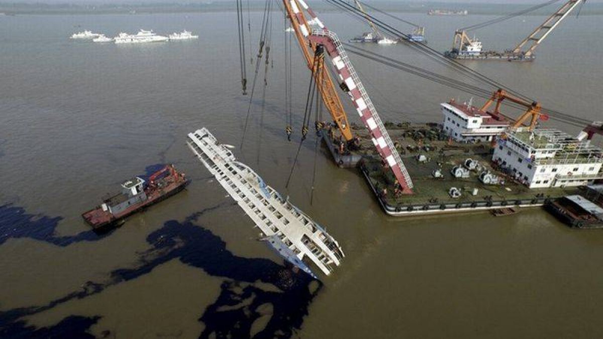 Vista aérea de la operación de rescate del barco naufragado en el río Yangtsé.-Foto: REUTERS / CHINA STRINGER NETWORK