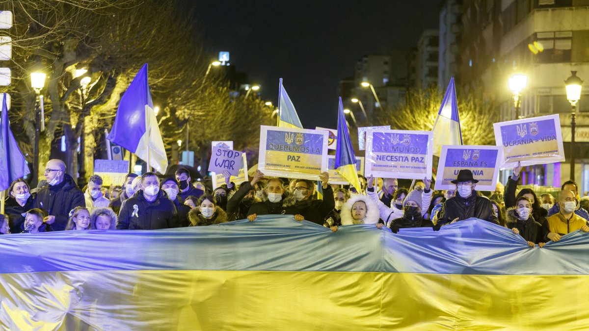 Instante de la manifestación a su paso por la calle Vitoria. SANTI OTERO