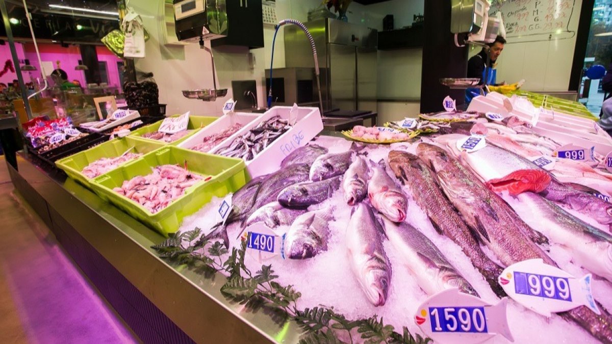 Género expuesto en un establecimiento del Mercado de Gamonal. TOMÁS ALONSO
