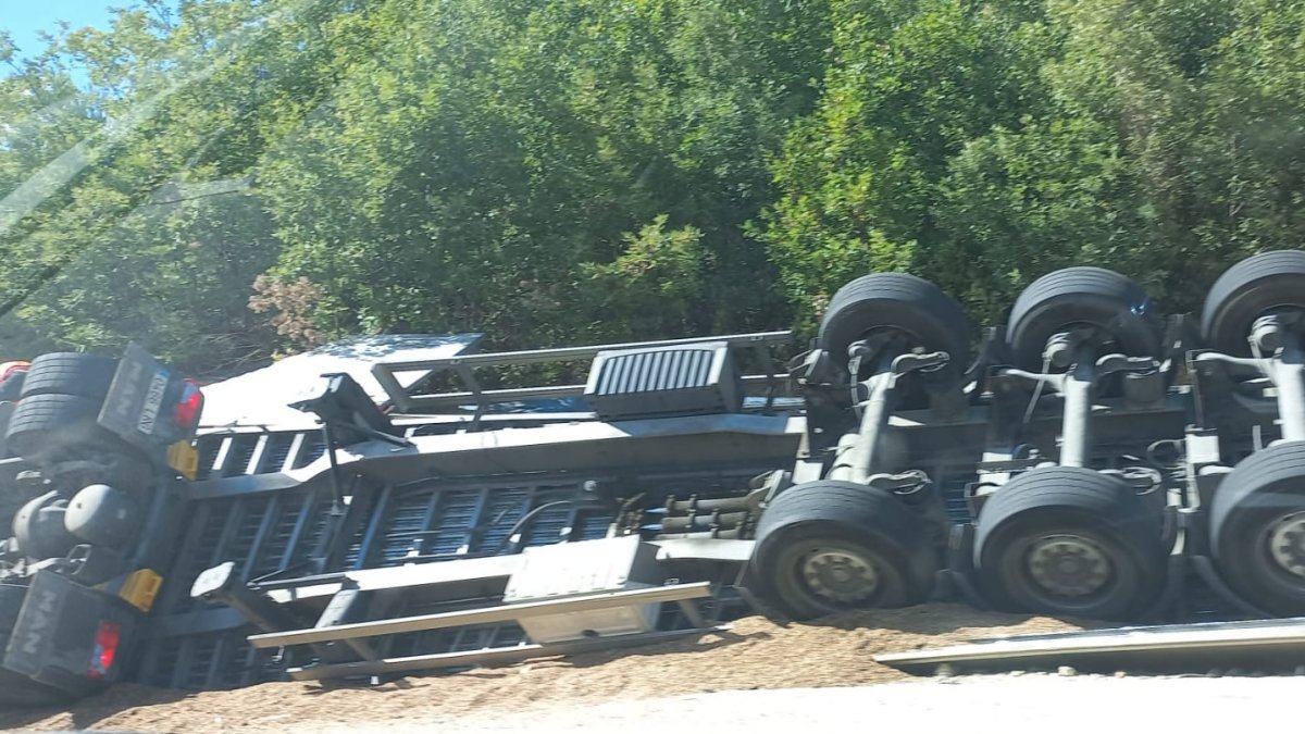 Imagen del camión accidentado en Regumiel de la Sierra. ECB