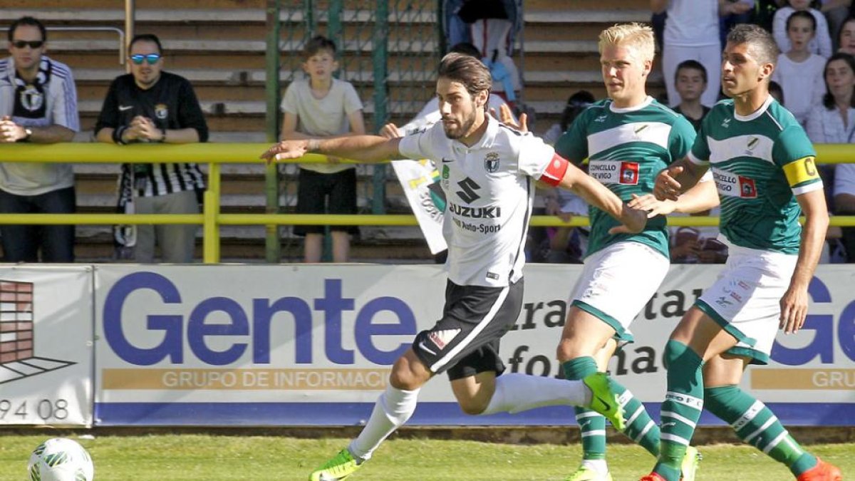 Andrés persigue un balón en el choque que disputó el Burgos CF ante el Coruxo en El Plantío.-SANTI OTERO