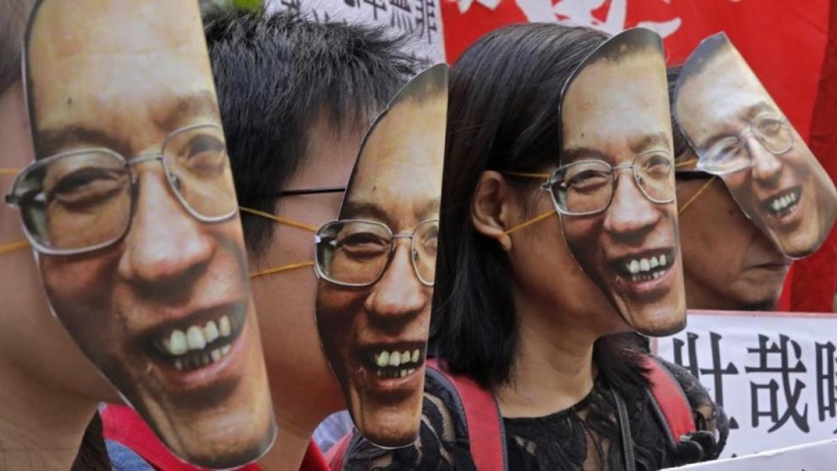 Manifestantes con caretas de Liu Xiaobo en Hong Kong, el 27 de junio.-AP