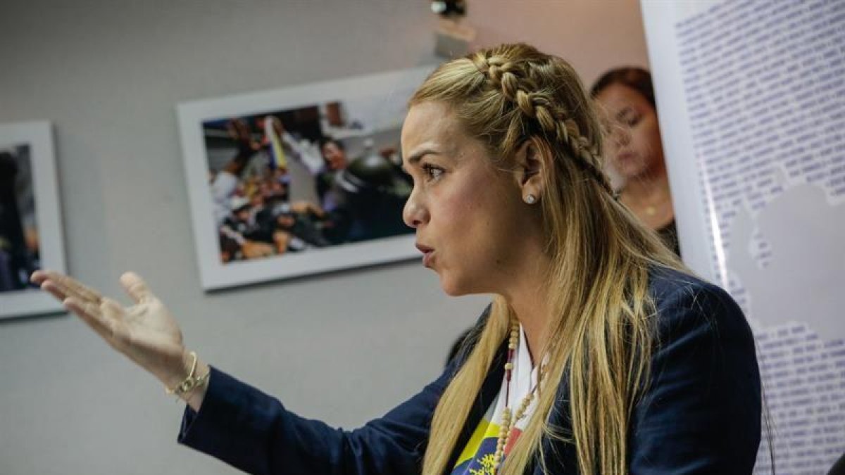 En la imagen un registro de Lilian Tintori, esposa del dirigente opositor preso Leopoldo López, en Caracas (Venezuela).-EL PERIÓDICO
