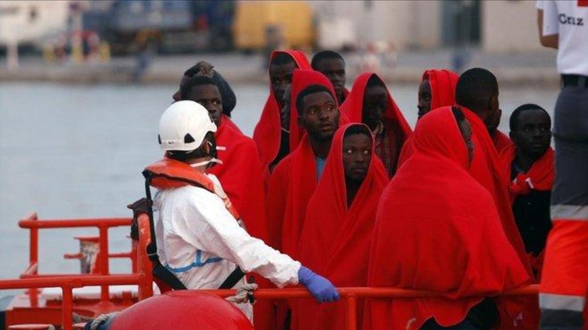 Inmigrantes rescatados de una patera llegados a Málaga el pasado día 8 de agosto.-EUROPA PRESS