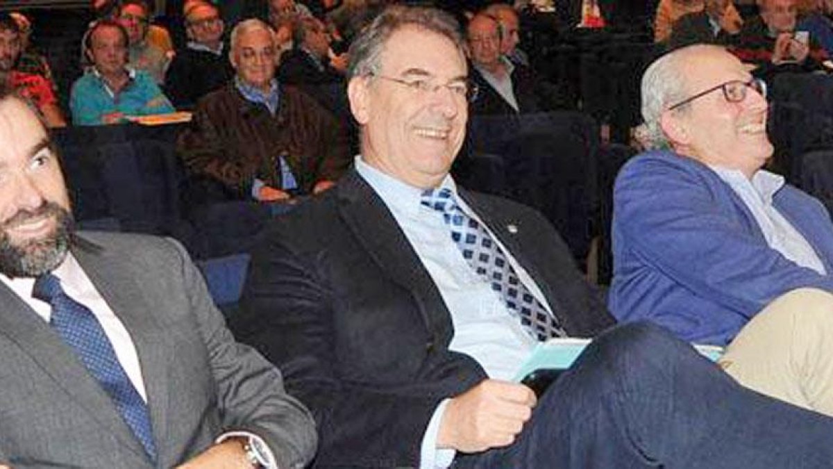 Julián Alonso, Miguel Ángel Benavente y Nacho San Millán, tres de los accionistas mayoritarios del Burgos CF.-ISRAEL L. MURILLO