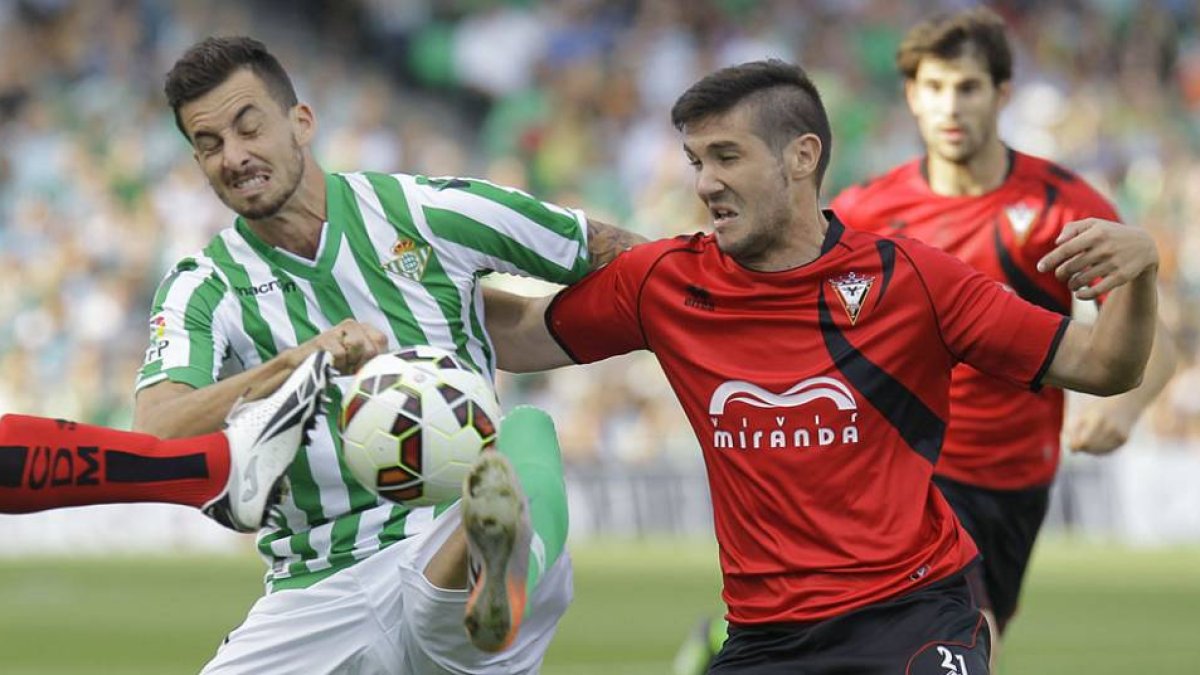 El defensa del MirandésCorral pugna por un balón con un rival.-ESTADIO DEPORTIVO