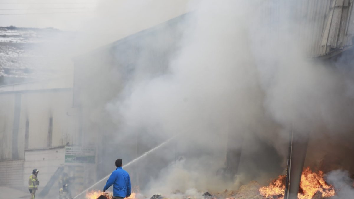 Arde una nave de transformación de productos agrícolas en Villalonquéjar. TOMÁS ALONSO