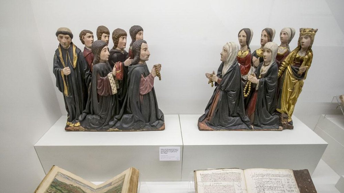 Diversas autoridades apreciaron en directo cada una de las piezas que conforman esta «épica» exposición.-SANTI OTERO