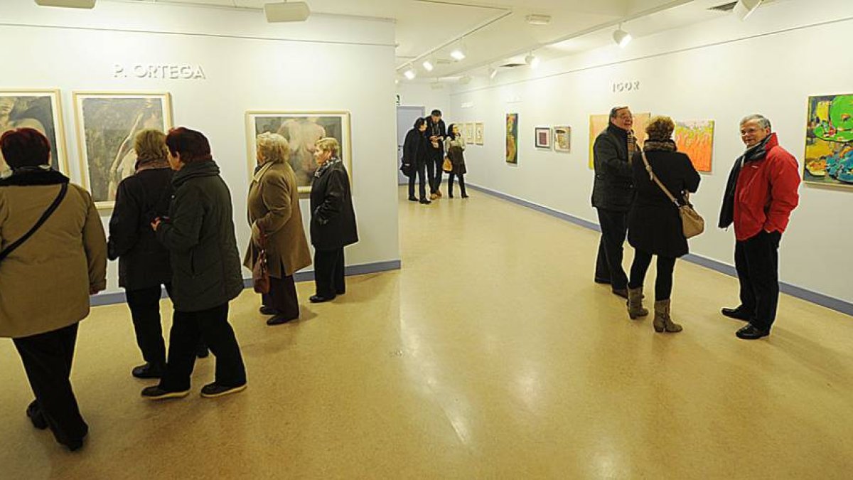 La sala de exposiciones de la Casa de Cultura de Gamonal ayer en la inauguración.-Is
