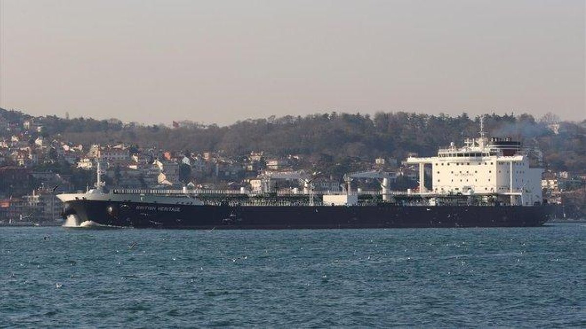 El buque petrolero ’The British Heritage’ salía del golfo Pérsico hacia el Estrecho de Ormuz.-CENGIZ TOKGOZ