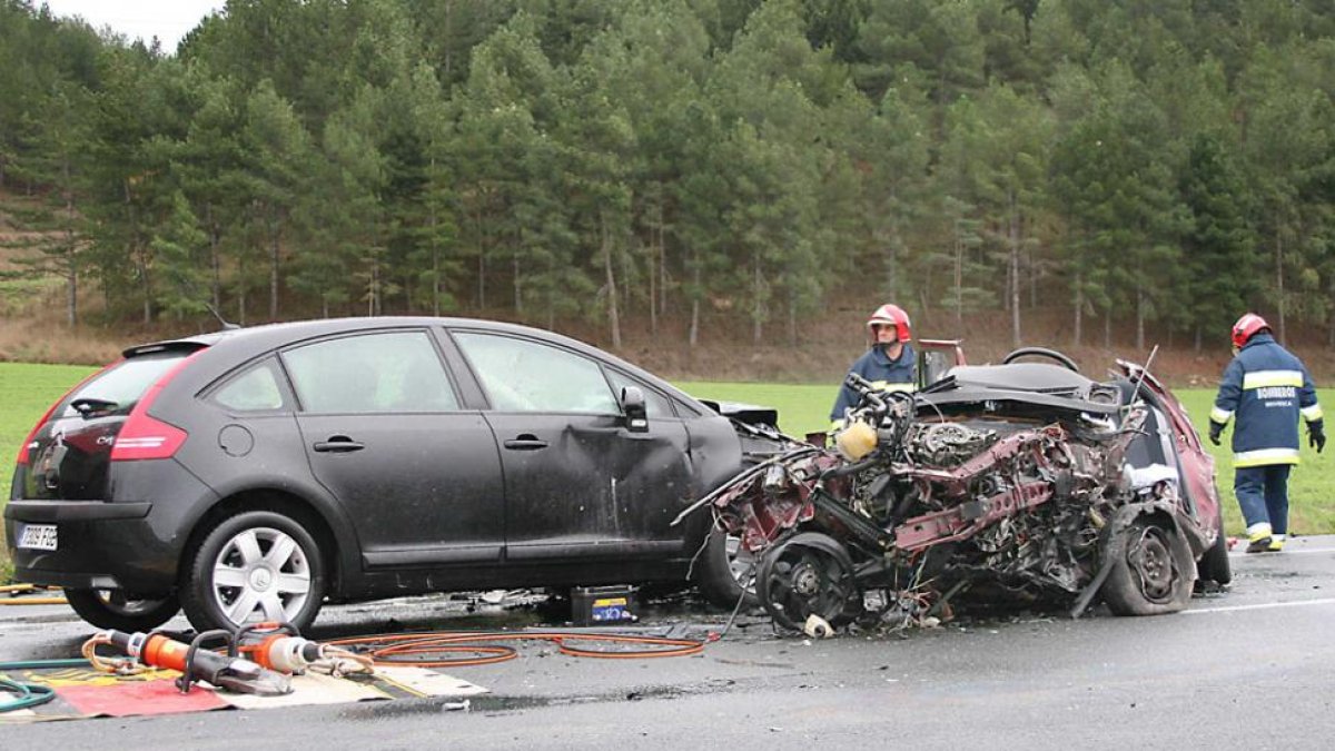 Imagen de una intervención delos bomberos en un accidente de tráfico.-G. González