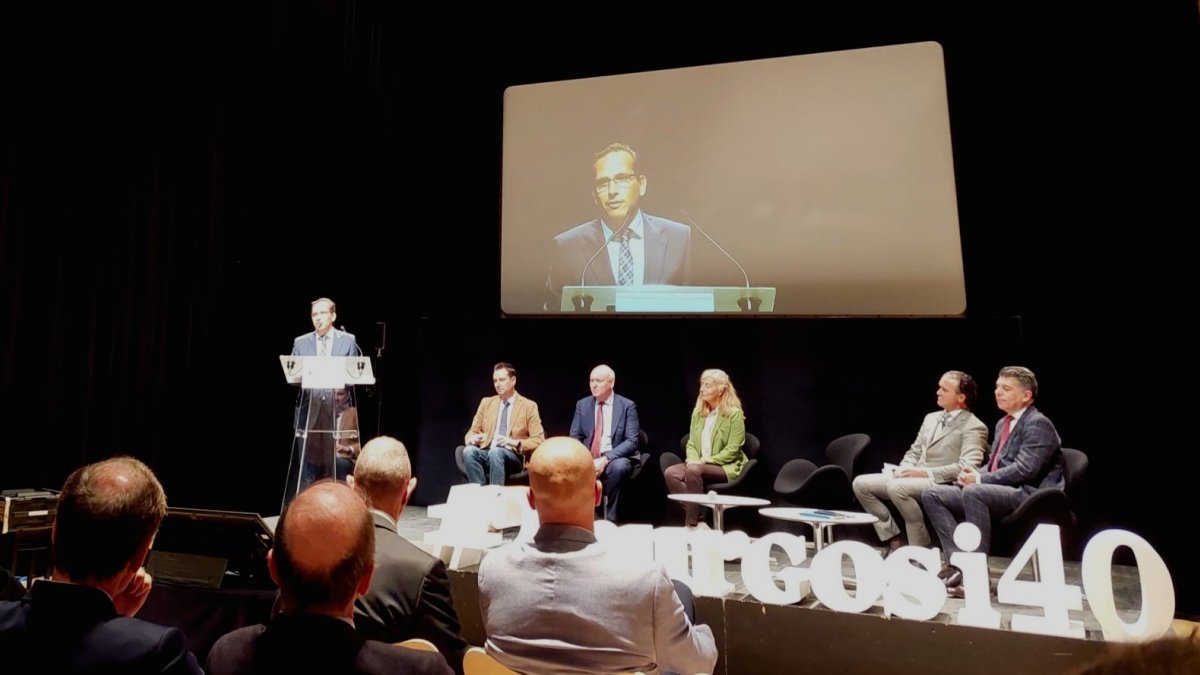 Presentación del Encuentro Tecnológico Burgos Industria 4.0 en el que ha participado Fernando del Campo, sentado junto a Daniel de la Rosa.