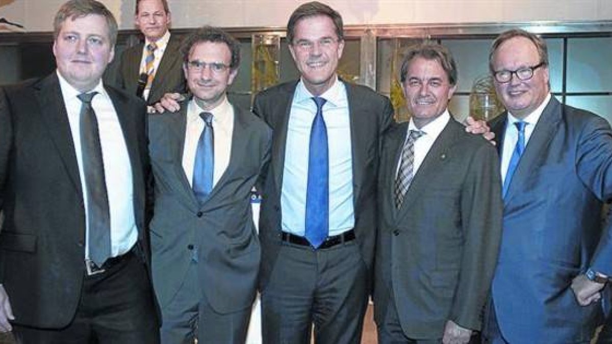 Sigmundur Gunnlaugsson, primer ministro de Islandia, y a su izquierda otros políticos como Artur Mas en una convención de Rotterdam.-Foto: El PERIÓDICO / ROTTERDAM
