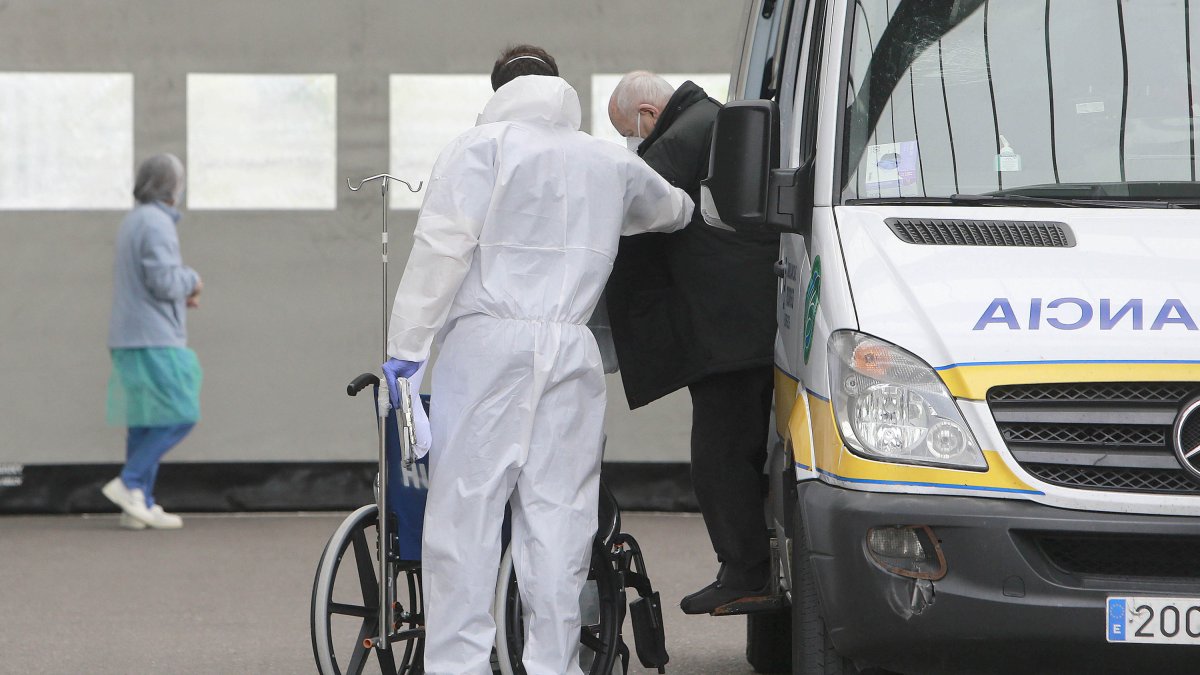 Imagen del traslado de un paciente en el HUBU. ISRAEL L. MURILLO