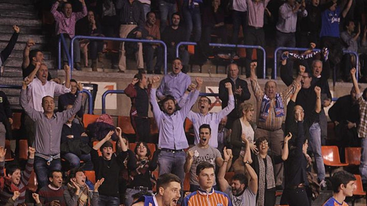 Sinica celebra la canasta de la victoria, ayer.-MARÍA GONZÁLEZ / CBM