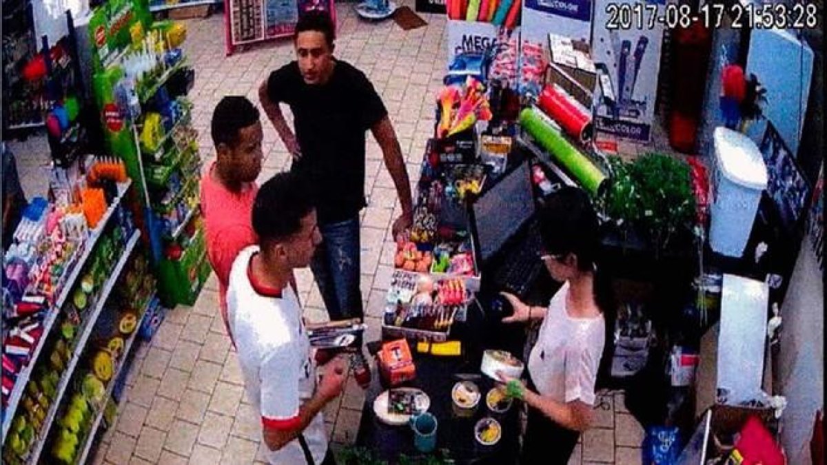 Tres de los terroristas, comprando cuchillos en un comercio chino.-EL PERIÓDICO