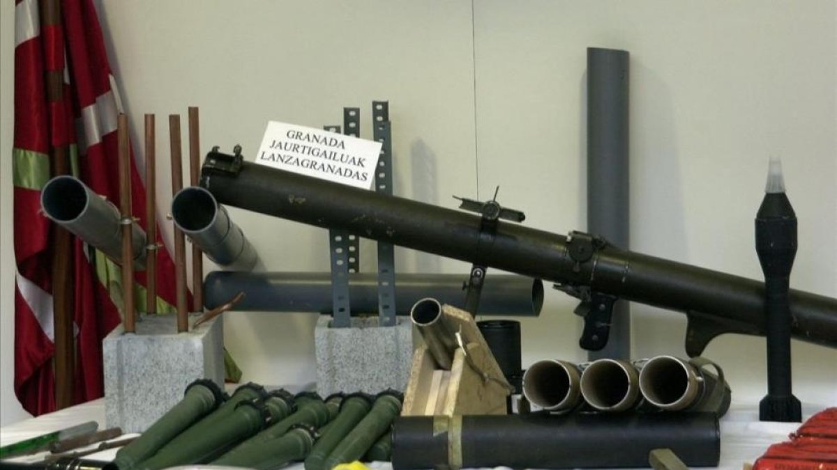 Imagen de archivo de un arsenal de ETA intervenido por la Ertzaintza en el 2001.-EFE / JAVIER ECHEZARRETA