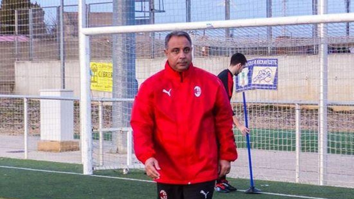 Kiko Vegas, el coach que está ayudando a la plantilla, es también el director del Milan Camp en España y Portugal.-