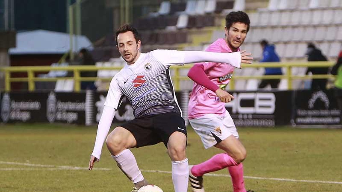 Carlos Álvarez podía ser una de las novedades en el once de Alejandro Menéndez-Raúl G. Ochoa
